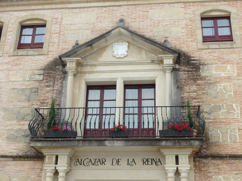 Hotel 'Alcazar de la Reina' and Royal Crest.